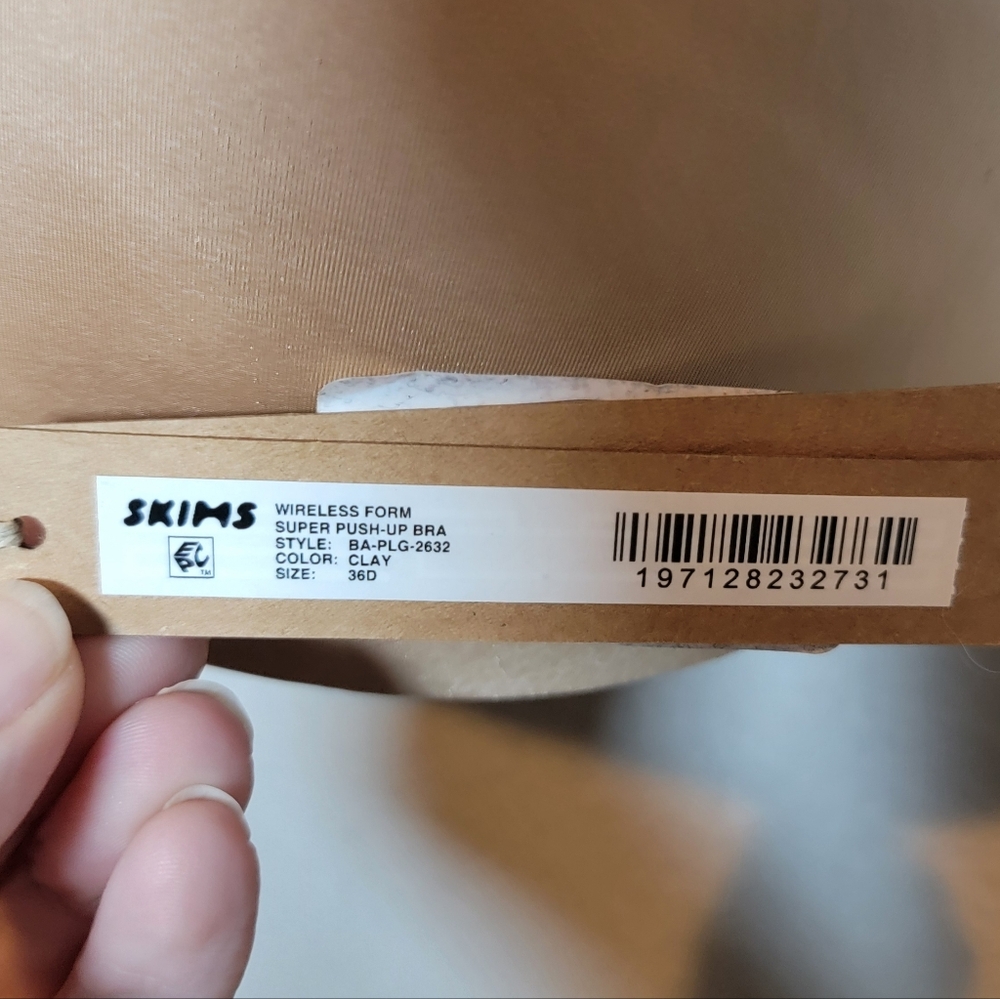 NWT SKIMS Ultimate Wireless Super Push Up Bra Clay 36D Seamless Plunge Nude - Picture 3 of 9